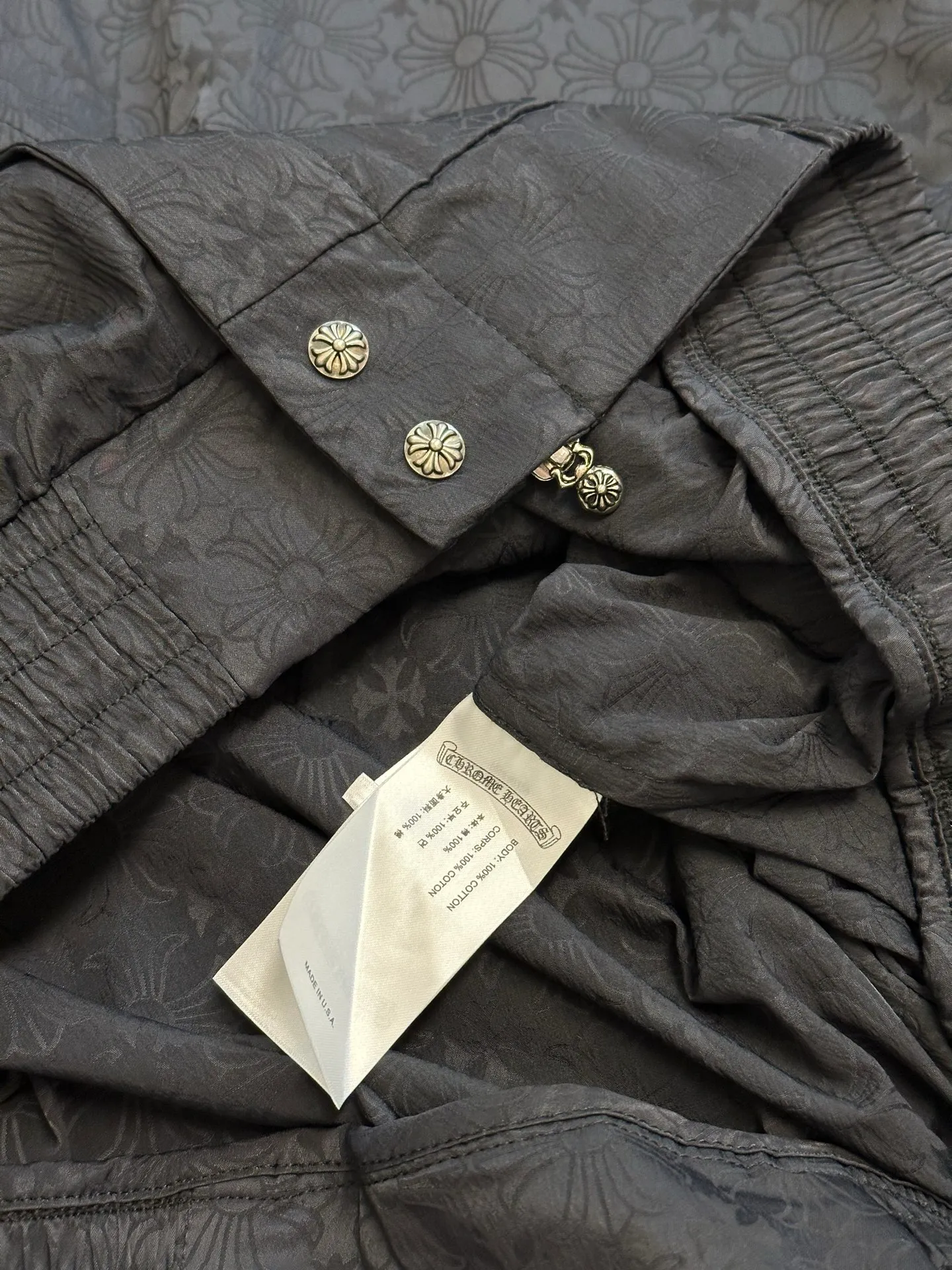 P630 Chrome Hearts Chrome Hearts printed dark pattern jacket. Customized phantom floral silk woven fabric, with obsidian black as the main tone, and the CH pattern covering the body, which comes from the brand's profound cultural heritage and quietly emerges in a looming manner.  Fabric jacquard technology, by weaving a full width on the fabric surface, CH dark jacquard texture technology, controls the interweaving method of warp and weft lines, and accurately controls the interweaving density and tension of yarns, making it more three-dimensional.  Glue printing is used. The printing is modified by the film screen three times. The glue liquid paint is used to print the pattern on the fabric, and the fabric is baked to fix the printed pattern.  Infrared positioning cutting machine achieves precise positioning of materials through infrared transmitters and infrared receivers. The accuracy can reach the micron level, thereby meeting the effect of high-precision cutting of alignment and strips size: s m l xl